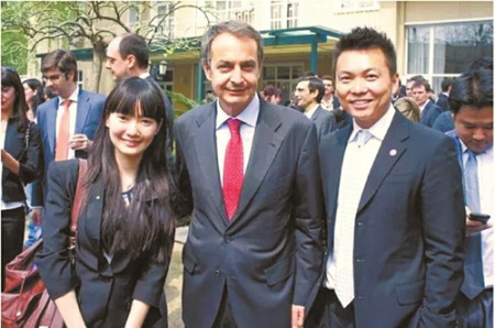 做外交官時的劉小溪，和西班牙前首相薩帕特羅合影。