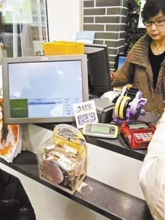 (香港OK便利店掃碼支付中……)