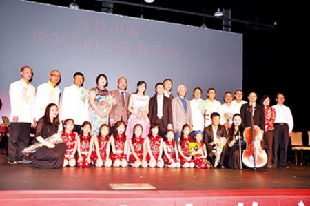 《純粹中國·指尖上的心弦》音樂會的藝術(shù)家們與華盛頓中國民族樂團(tuán)合影（美國《僑報》/何心怡 攝）