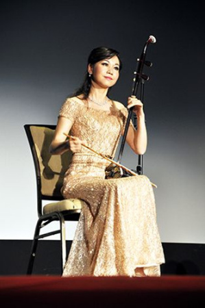 國家一級二胡演奏家張音悅協(xié)同朋友帶來中國傳統(tǒng)民樂演奏會（美國《僑報》/何心怡 攝）