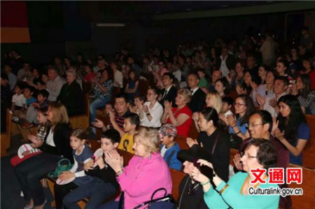 在羅馬尼亞坦達利卡兒童劇院觀看《三個和尚》的觀眾（蘇桂平 攝）