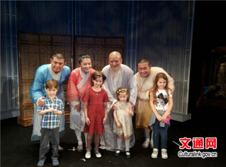 《三個和尚》演出結(jié)束后觀眾爭相上臺與演員合影（閆建武 攝）