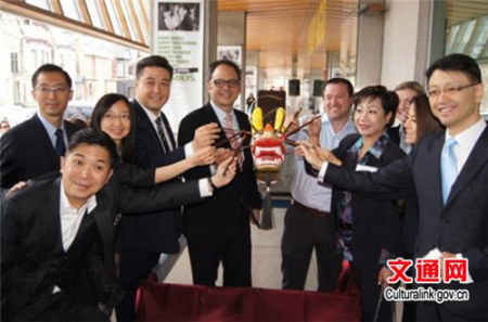 嘉賓為龍舟點(diǎn)睛 嘉賓為龍舟點(diǎn)睛