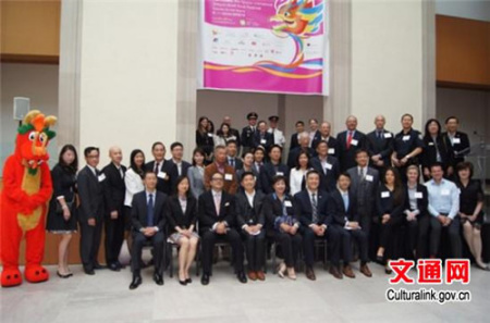 出席多倫多華商會(huì)與多倫多國際龍舟節(jié)記者會(huì)嘉賓合攝(林風(fēng)云 攝) 出席多倫多華商會(huì)與多倫多國際龍舟節(jié)記者會(huì)嘉賓合攝(林風(fēng)云 攝)