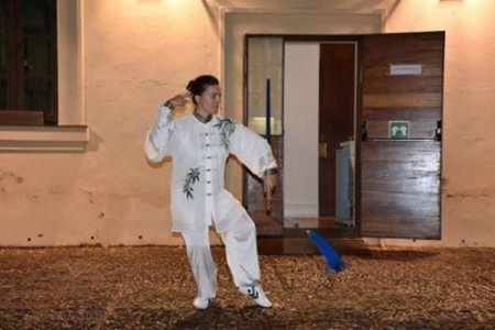 孔子學(xué)院學(xué)生艾娃(Eva)進(jìn)行太極劍表演(西班牙《歐華報(bào)》)