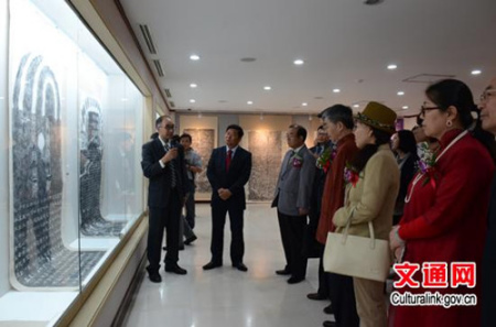 嘉賓們在楊愛國副館長的帶領(lǐng)下共同參觀展出作品