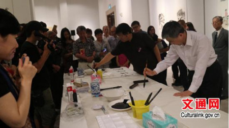 書畫作家在“中、新兩國(guó)名家書畫交流筆會(huì)”上