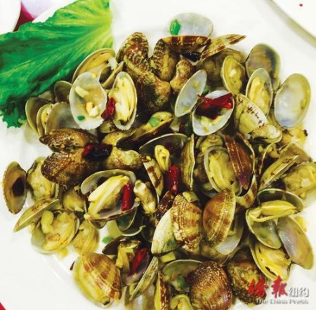 清炒辣蛤蜊配啤酒，愜意（美國《僑報(bào)》/余小平 攝）