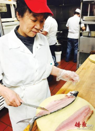 鲅魚剔刺做餡料（美國《僑報(bào)》/余小平 攝）