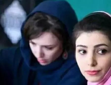 報(bào)道中說(shuō)，由于戰(zhàn)爭(zhēng)等歷史問(wèn)題，德黑蘭非常缺少壯年男性，所以老人寧愿把女兒嫁給中國(guó)小伙這樣的外國(guó)人，也不想招個(gè)本地的大齡男士當(dāng)女婿