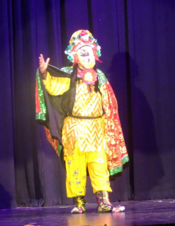 中國一級(jí)變臉演員趙乃義現(xiàn)場(chǎng)表演變臉，讓華洋觀眾看得大呼過癮（美國《世界日?qǐng)?bào)》/ 謝哲澍 攝）