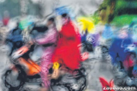 張玉卿作品，通過車窗的雨跡拍攝越南順化的街景（新加坡《聯(lián)合早報(bào)》）