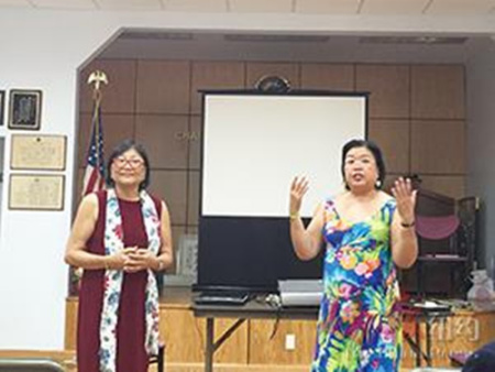 江瓊娟（左）和鄭婉芬（右）在講述拍攝經(jīng)歷（美國《僑報》/林菁 攝）