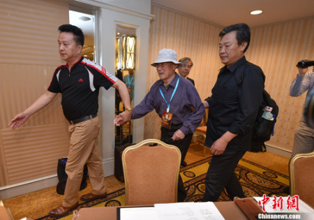 6月1日，三位在二戰(zhàn)期間被強(qiáng)擄到日本的中國勞工代表與三菱綜合材料公司簽署和解協(xié)議，接受三菱材料的謝罪并達(dá)成和解。圖為中國受害勞工及遺屬代表出席中日律師聯(lián)合記者會(huì)。 <a target='_blank'  >中新網(wǎng)</a>記者 金碩 攝