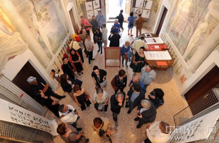 書畫展吸引了眾多參觀者 書畫展吸引了眾多參觀者