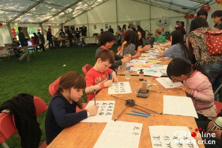 劍橋龍舟節(jié)上的書法、剪紙等活動受到孩子們喜歡