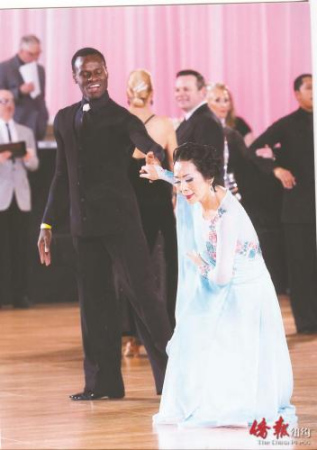 邵曉妹舞蹈圖。(美國《僑報(bào)》)