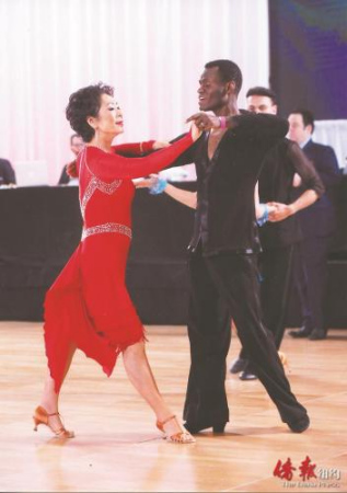 邵曉妹舞蹈圖。(美國《僑報(bào)》)