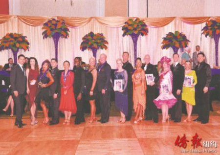 新奧爾良國際2016交誼舞大賽選手合影。(美國《僑報(bào)》)