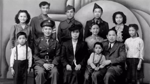 1946年，黃光大與妻子、妻弟和九個孩子。