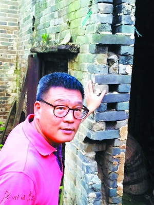 這是一棟古民居破損的墻壁：墻壁是雙磚墻，中間留空，采取這種設(shè)計(jì)，使民居通風(fēng)，冬暖夏涼，不易透水。