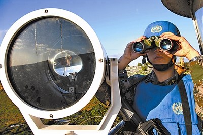 哨兵在高塔上用望遠(yuǎn)鏡觀察營區(qū)周圍情況。