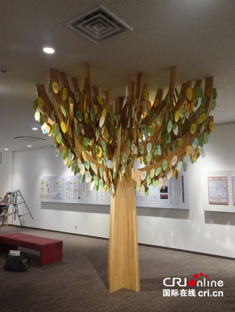 去年，中日韓學者共同整理出808個三國常用漢字。博物館請808位小學生每人書寫了一個漢字，掛在漢字樹上，象征漢字文化歷久彌新，枝繁葉茂