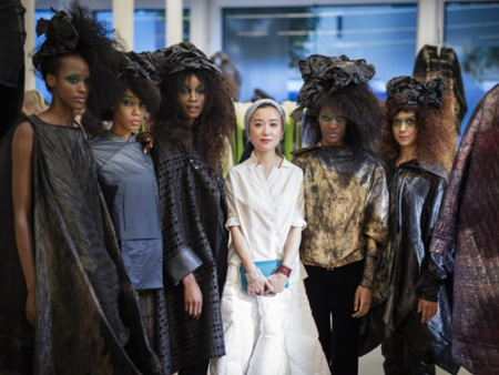 設計師徐蕊（中）與模特在開幕式上（英國《華聞周刊》/黃漢杰 攝）