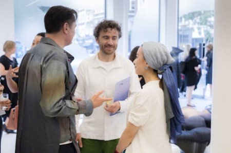 徐蕊（右）、帕特里克·舒馬赫（左）及托馬斯·海德威克（中）在現(xiàn)場交流（英國《華聞周刊》/黃漢杰 攝）