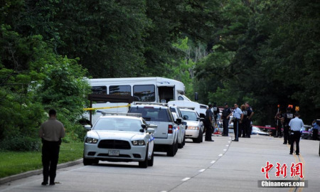 圖左為發(fā)生事故的大巴車。<a target='_blank' >中新社</a>記者 張蔚然 攝