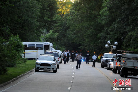 圖左為發(fā)生事故的大巴車。<a target='_blank' >中新社</a>記者 張蔚然 攝