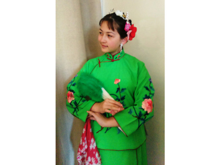 索菲演唱《報花名》。(法國《歐洲時報》/黃冠杰 攝)