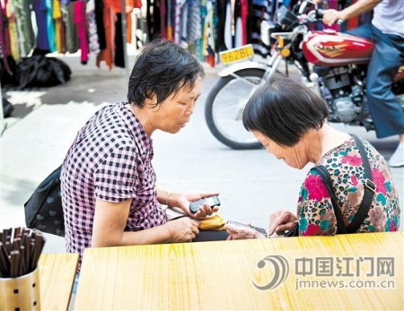 媒人之間也會(huì)利用新科技交流信息。