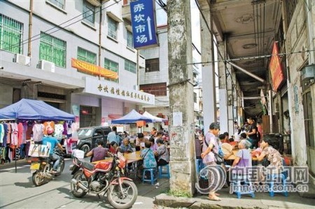 如今每逢墟日，“媒人街”還是聚集了不少媒人。