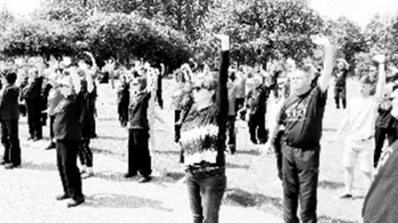 英國(guó)當(dāng)?shù)貙W(xué)員及當(dāng)?shù)厝罕娫谔貭柛５率兄行膹V場(chǎng)進(jìn)行健身氣功展示。