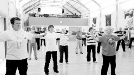 在英國(guó)教授易筋經(jīng)。 