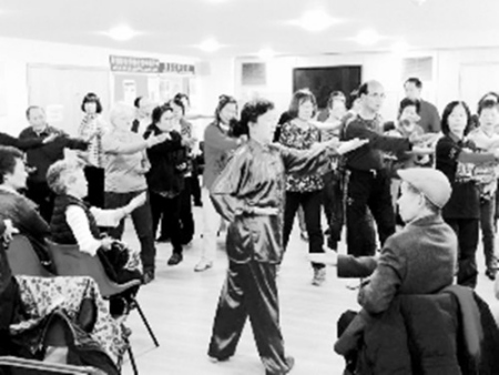 在英國(guó)倫敦華人社區(qū)教授六字訣。 