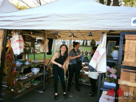 林美虹參加皇后區(qū)夜市。(美國《僑報》)