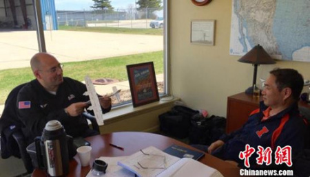 張博（右一）上飛行理論課。　薛濤　攝