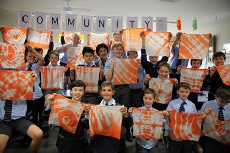 澳大利亞學(xué)生展示扎染作品 澳大利亞學(xué)生展示扎染作品