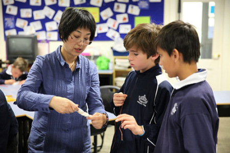 扎染授課教師對學(xué)生進(jìn)行指導(dǎo) 扎染授課教師對學(xué)生進(jìn)行指導(dǎo)