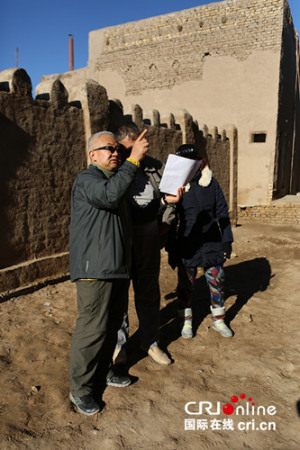 喬云飛（左一）向?yàn)醴焦と酥v解施工圖。