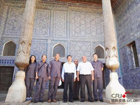 中烏文物保護(hù)工作者合影。