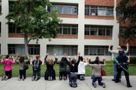 加州大學(xué)洛杉磯分校6月1日發(fā)生槍擊案，警方讓學(xué)生高舉雙手并貼身搜查。(路透社圖)
