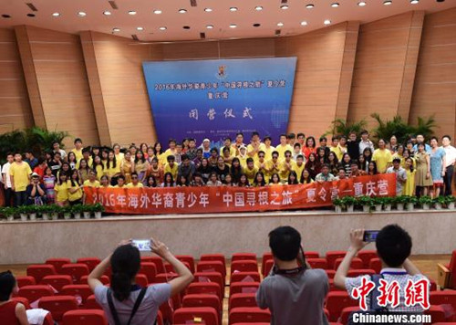 圖為參加本次活動(dòng)的營(yíng)員們與工作人員合影留念。　周毅 攝