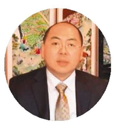 艾曙光： 　　2004年畢業(yè)于韓國(guó)國(guó)立首爾大學(xué)大眾傳媒專業(yè)?，F(xiàn)任歐美同學(xué)會(huì)理事、歐美同學(xué)會(huì)朝韓分會(huì)副會(huì)長(zhǎng)、歐美同學(xué)會(huì)海歸創(chuàng)業(yè)學(xué)院導(dǎo)師。同時(shí)是韓中匯利投資顧問(北京)有限公司董事長(zhǎng)、上海亞太影視公司副總裁。著有《40天穿越東南亞》。