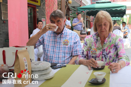 來自英格蘭的老先生Martin Hood，品嘗中國茶。（段雯婷 攝）