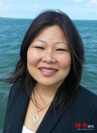 圖為成功當(dāng)選芝加哥大都會水資源回收局委員的馮妙燕。（美國《僑報》）