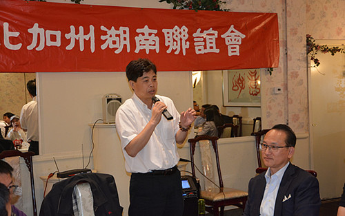 邱愛華在座談會(huì)上發(fā)言。