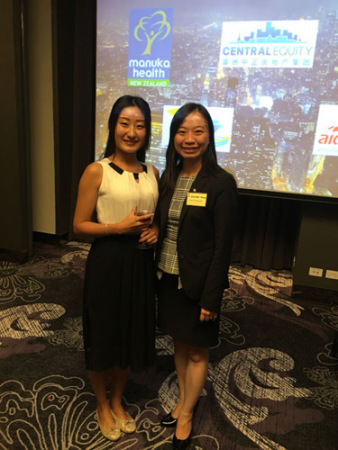 Vicky和工黨聯(lián)邦參議院維州華裔候選人楊千慧（YANG,Chien-Hui）（右）。（澳洲網(wǎng)）